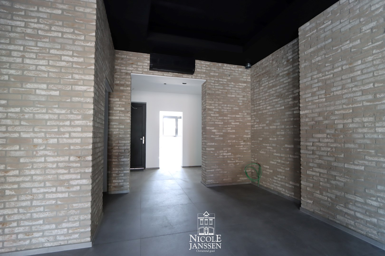 Het trendy hedendaags interieur zorgen ervoor dat u direct op kan storten