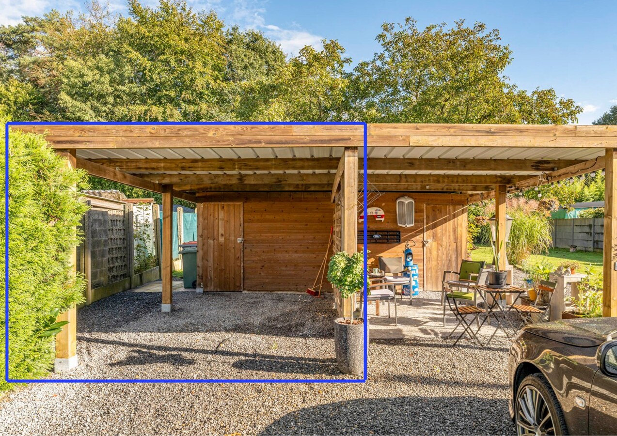 Comfortabel, mooi gerenoveerd duplex-appartement mét ruim terras en carport! 