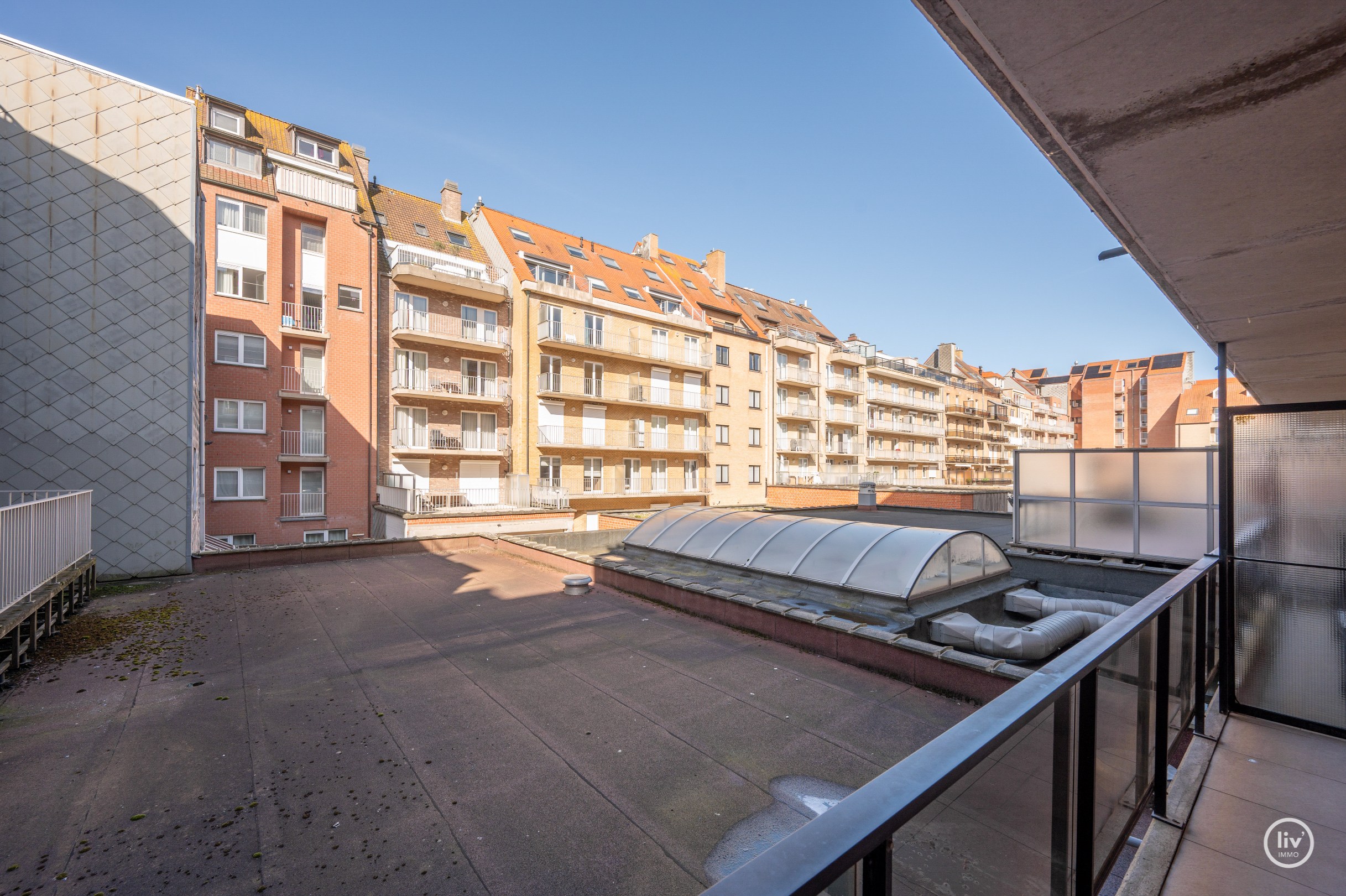 Appartement de luxe entièrement rénové de 3 chambres situé sur l'avenue Parmentier, à proximité de la digue. 