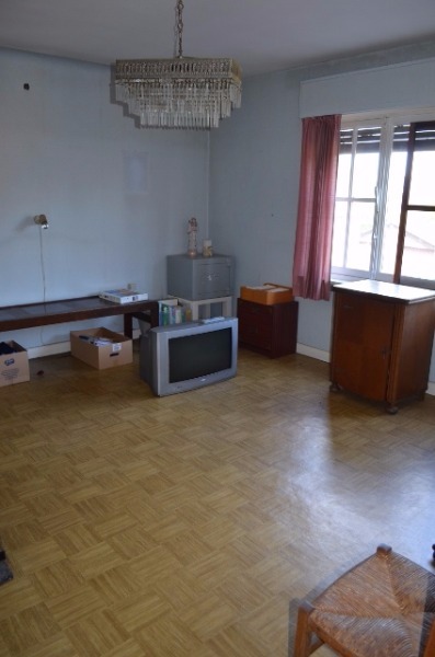 Te strippen / nieuw te bouwen woning en bijgebouwen op 906m² commercieel gelegen te Eeklo 