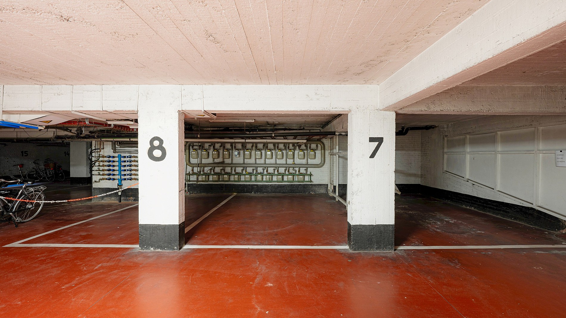 Op een absolute toplocatie langs de Kustlaan, centraal gelegen tussen het Lichttorenplein en het Driehoeksplein en op wandelafstand van het strand, bevindt zich dit stijlvol gerenoveerde appartement. 