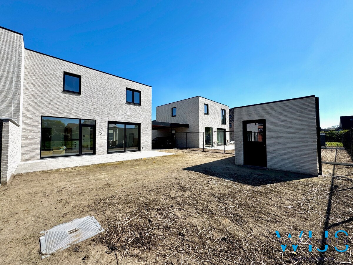 Moderne nieuwbouwwoning met 3 slaapkamers in rustige woonwijk te Oosteeklo 