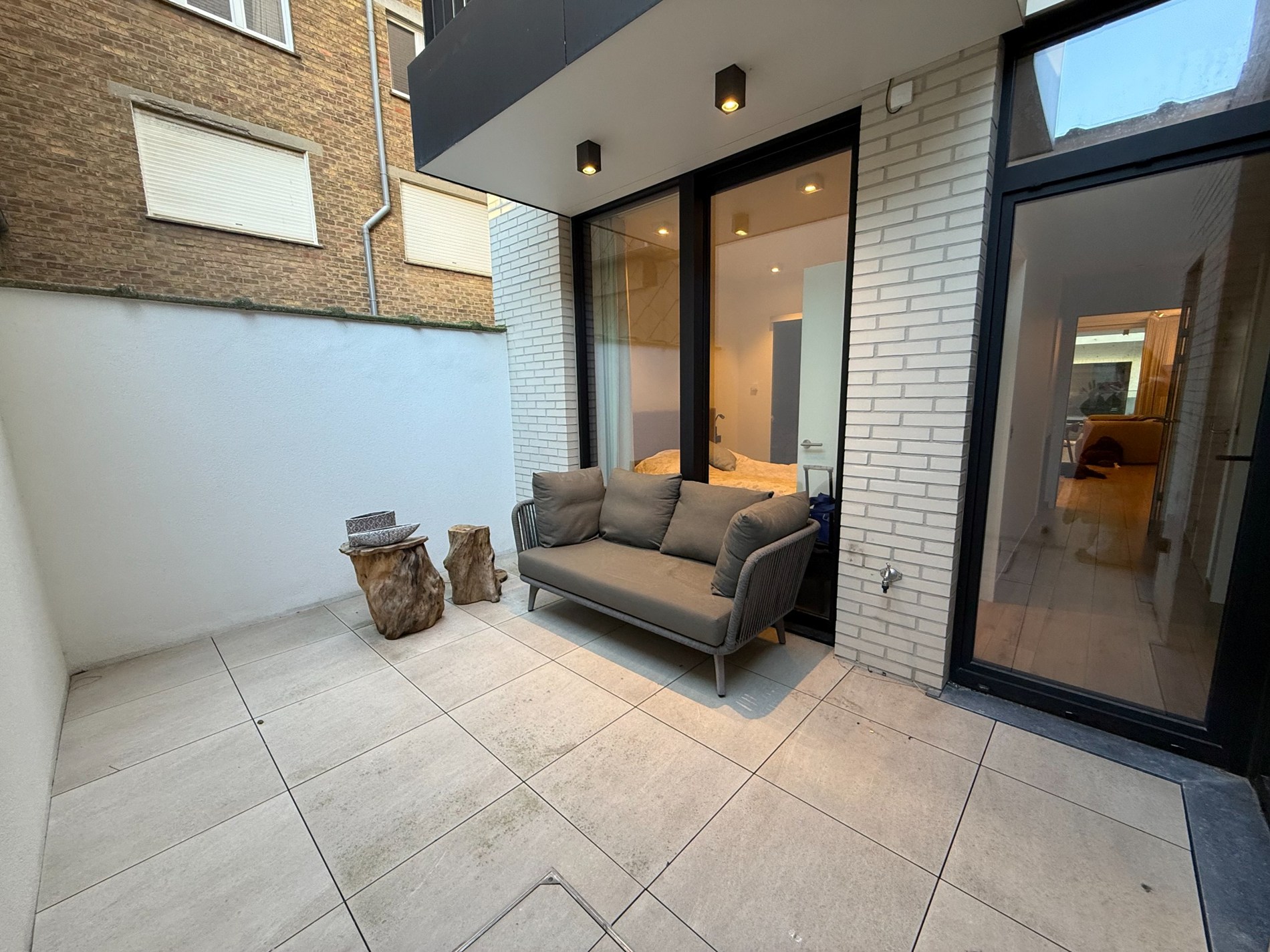 RESIDENTIE WATERVLIET - Gelijkvloers - Energiezuinig nieuwbouwproject met een hoogwaardige afwerkingen gelegen in het centrum van Knokke, nabij de Winkelstraten en op enkele meters van het strand. 