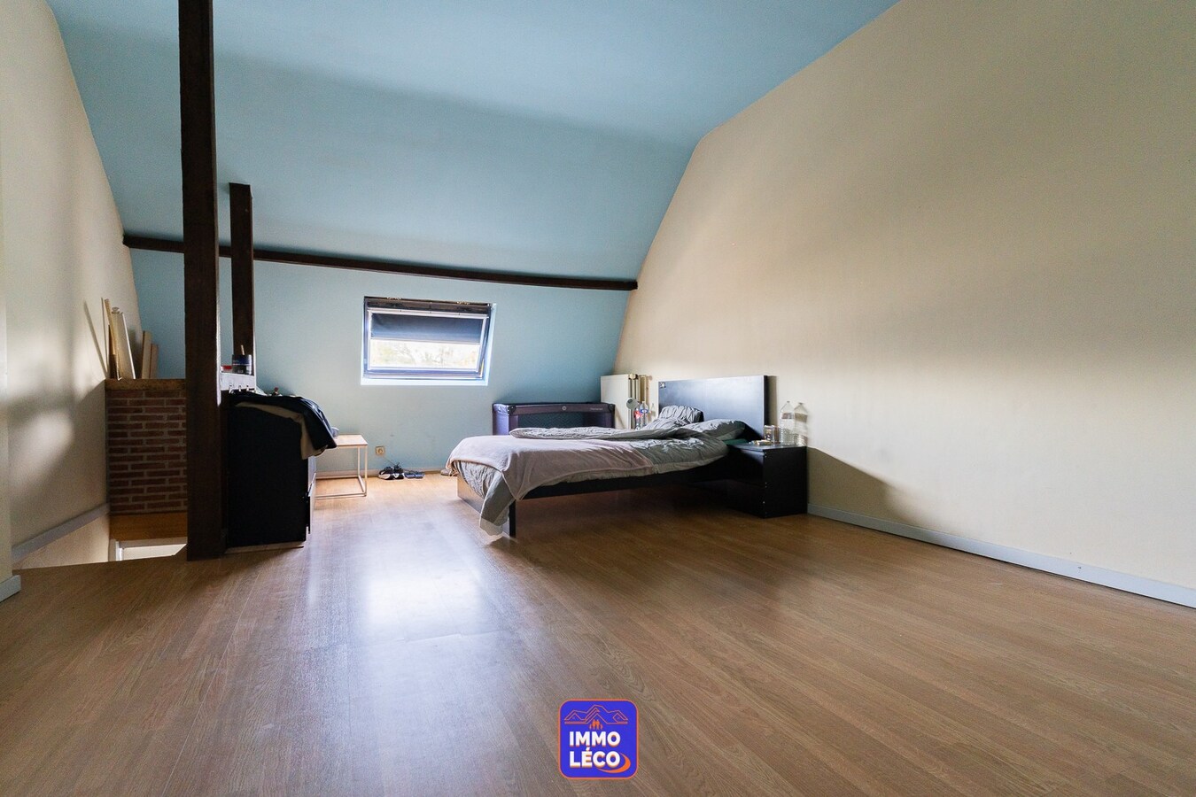 Maison offrant de beaux volumes avec grand jardin. 