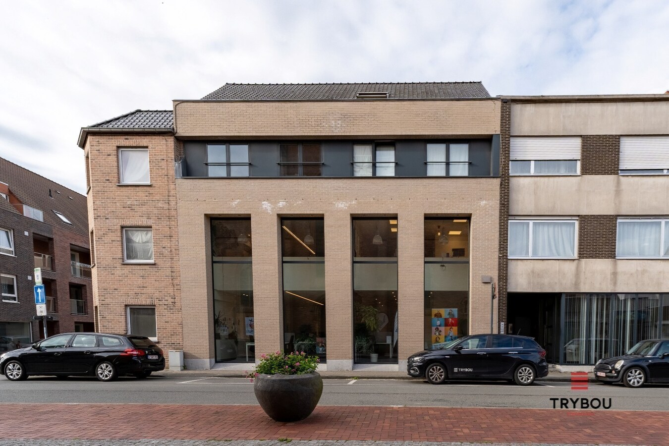 Uitzonderlijk ruime industriële duplex met ruim terras in centrum Roeselare 