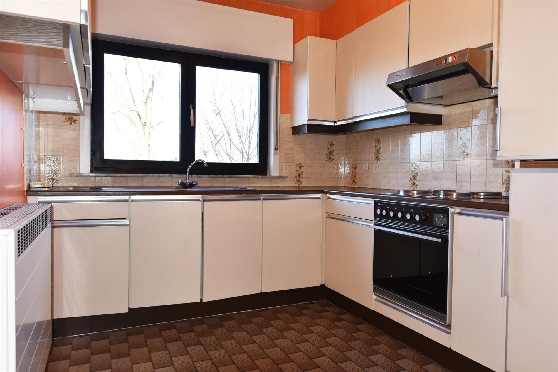 Op te frissen woning met 3 slpks, garage en tuin gelegen te Eeklo 