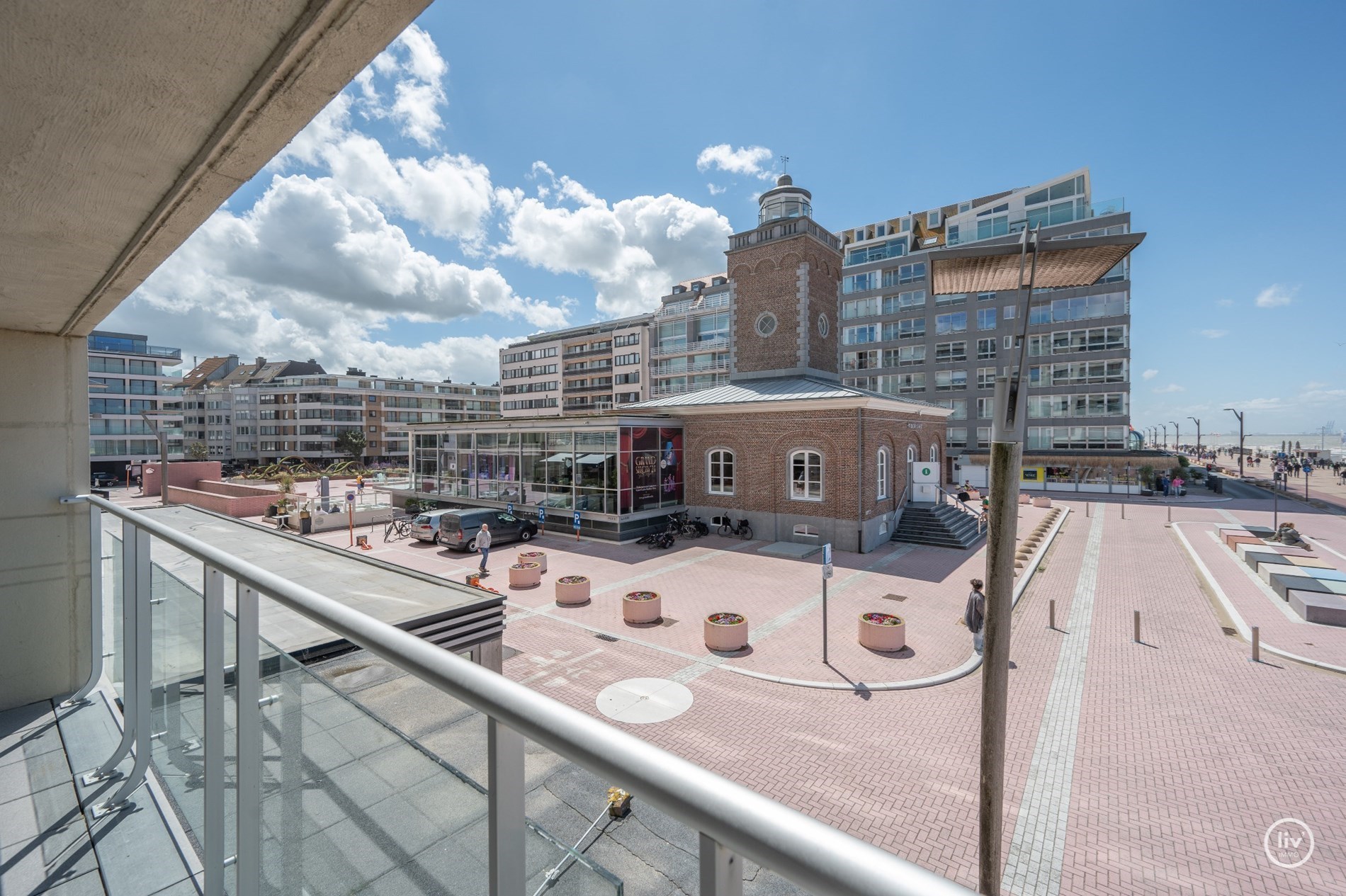 Magnifique appartement d'angle avec vue frontale sur la mer et terrasse orientée ouest situé sur la place de la Tour de Lumière à Knokke. 