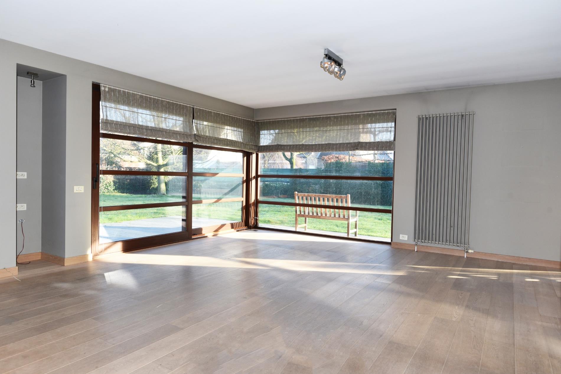 Villa met 4 slpks en garage op 787m² in residentiële wijk nabij centrum Maldegem 