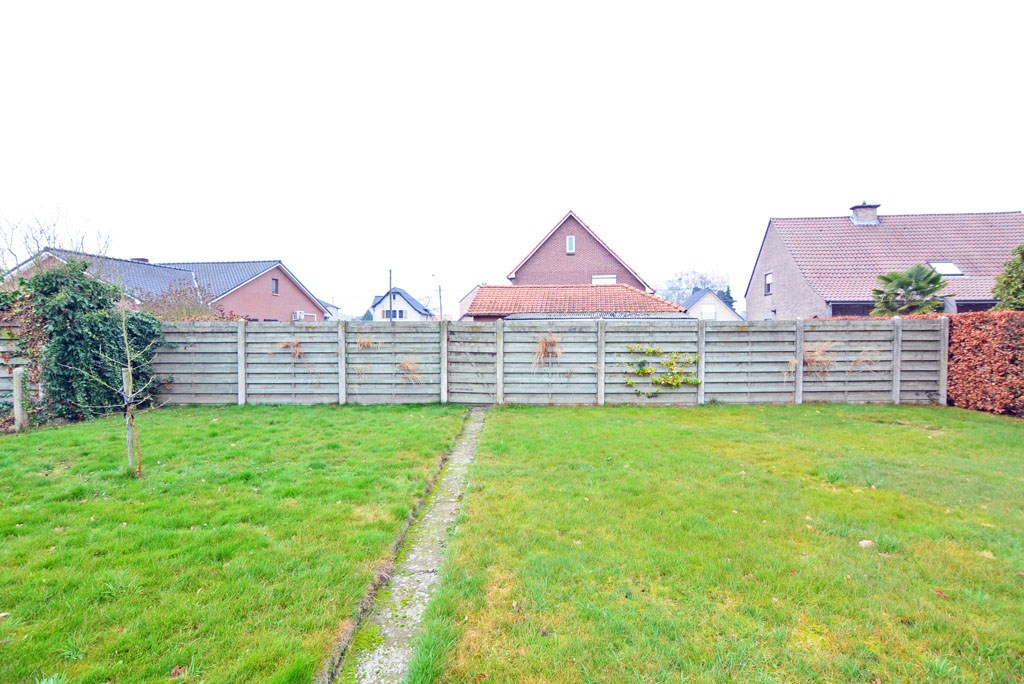 Op te frissen woning met 4 slpk op ruim perceel van 9 a 78 ca. 