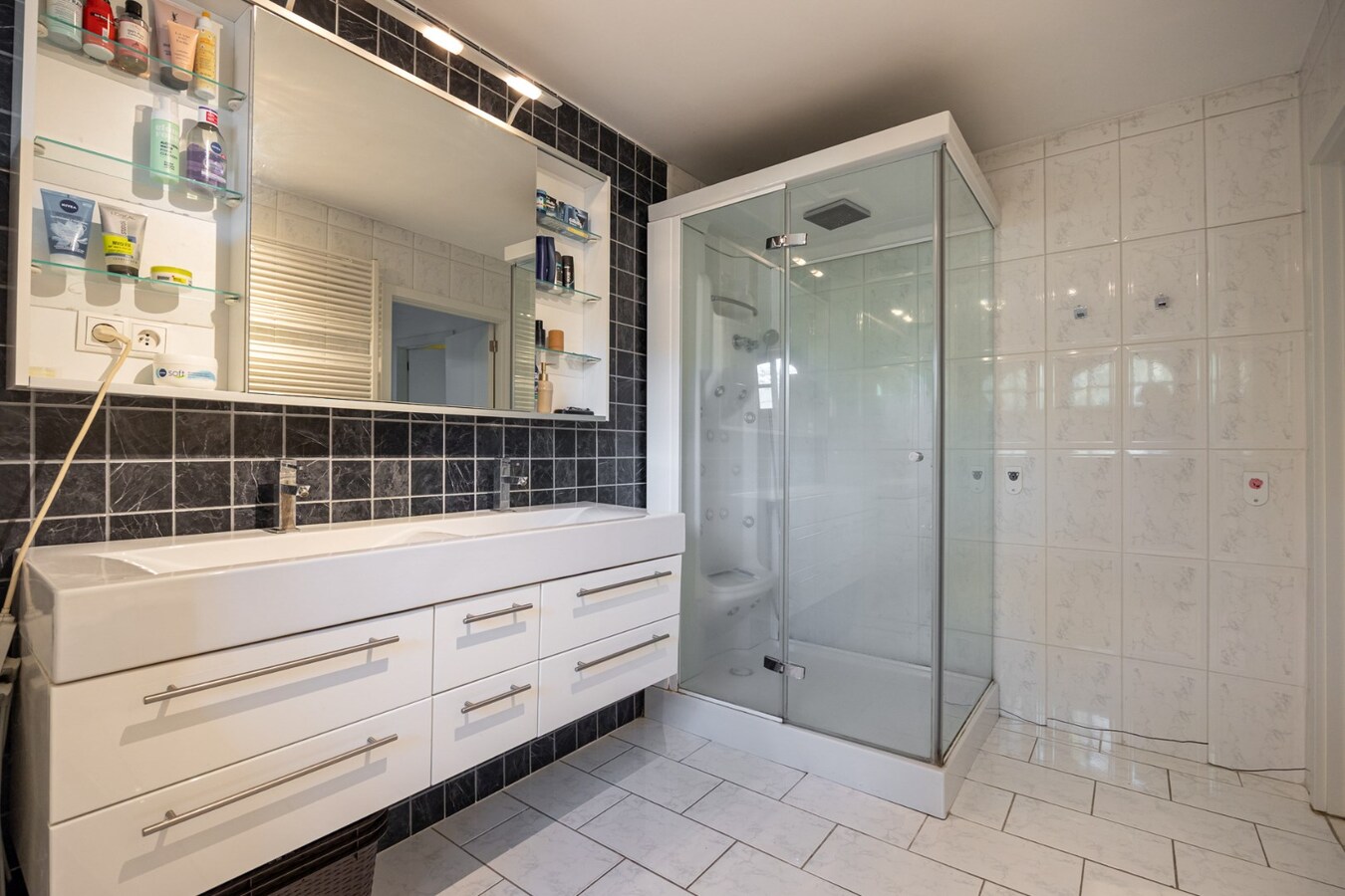 Prachtige villa met 3 slaapkamers en praktijk/kangoeroewoning met ZW-tuin op 1.892 m² 