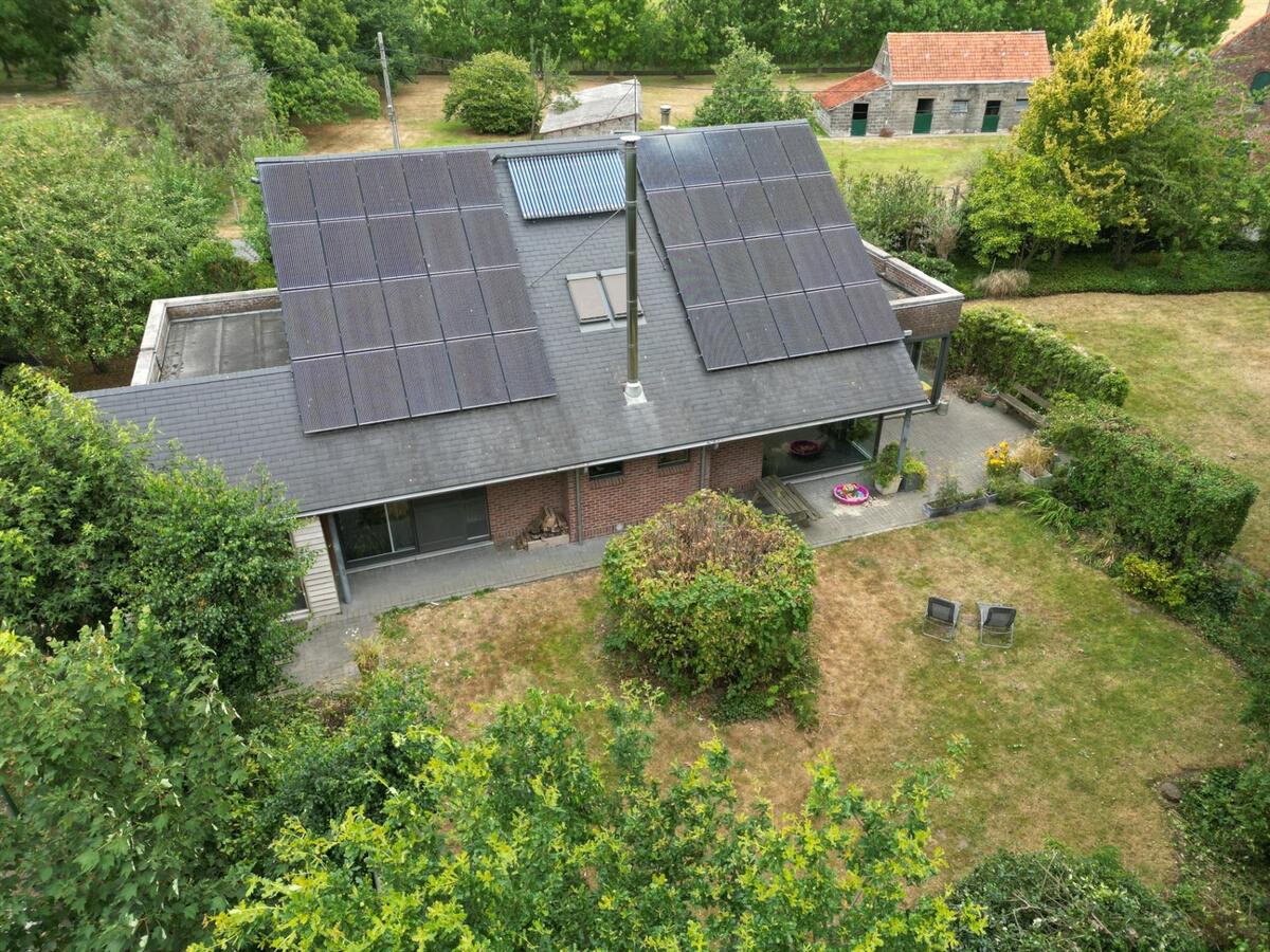 Zéér rustig gelegen woning met 5 slaapkamers en kantoorruimte te Kortemark 