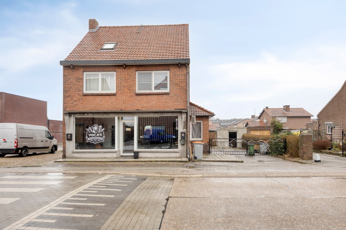 Dilsen-centrum - opbrengstpand: winkel + 2 appartementen 