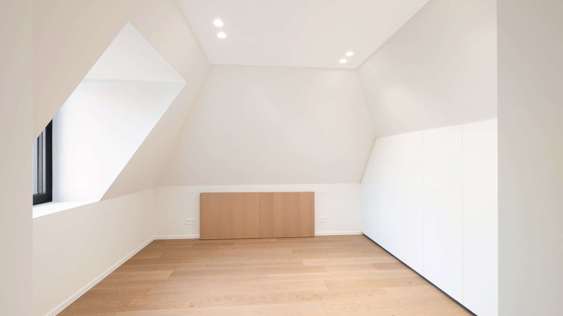 OPENDEURDAG ZATERDAG 04/04 - Madeliefjespad 1 (tussen 14 en 16u ): Indrukwekkende nieuwbouwvilla in hartje Zoute op enkele passen van de golf te Knokke. 