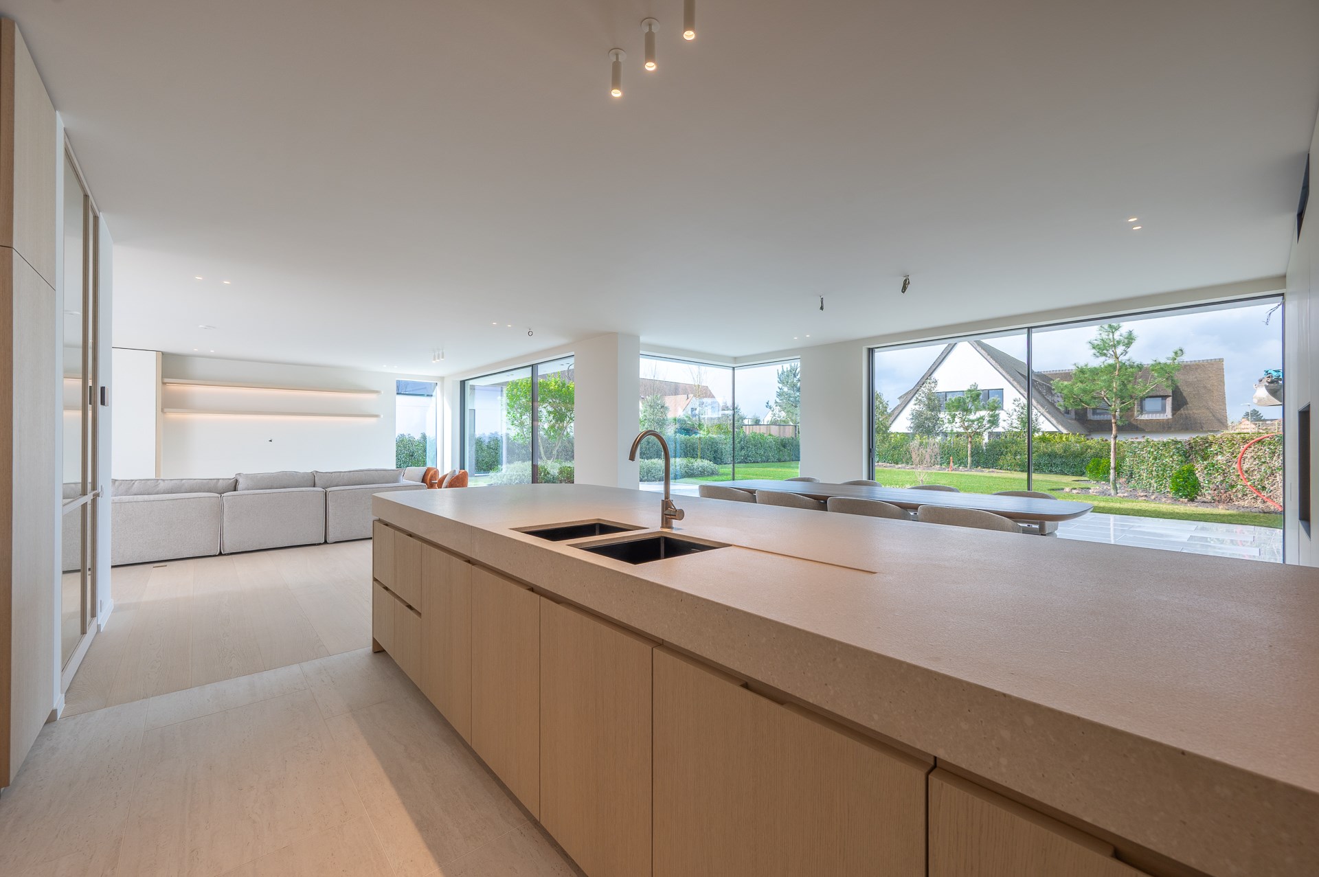 Luxueuze volledig afgewerkte nieuwbouwvilla gelegen aan de rand van het Zoute. 