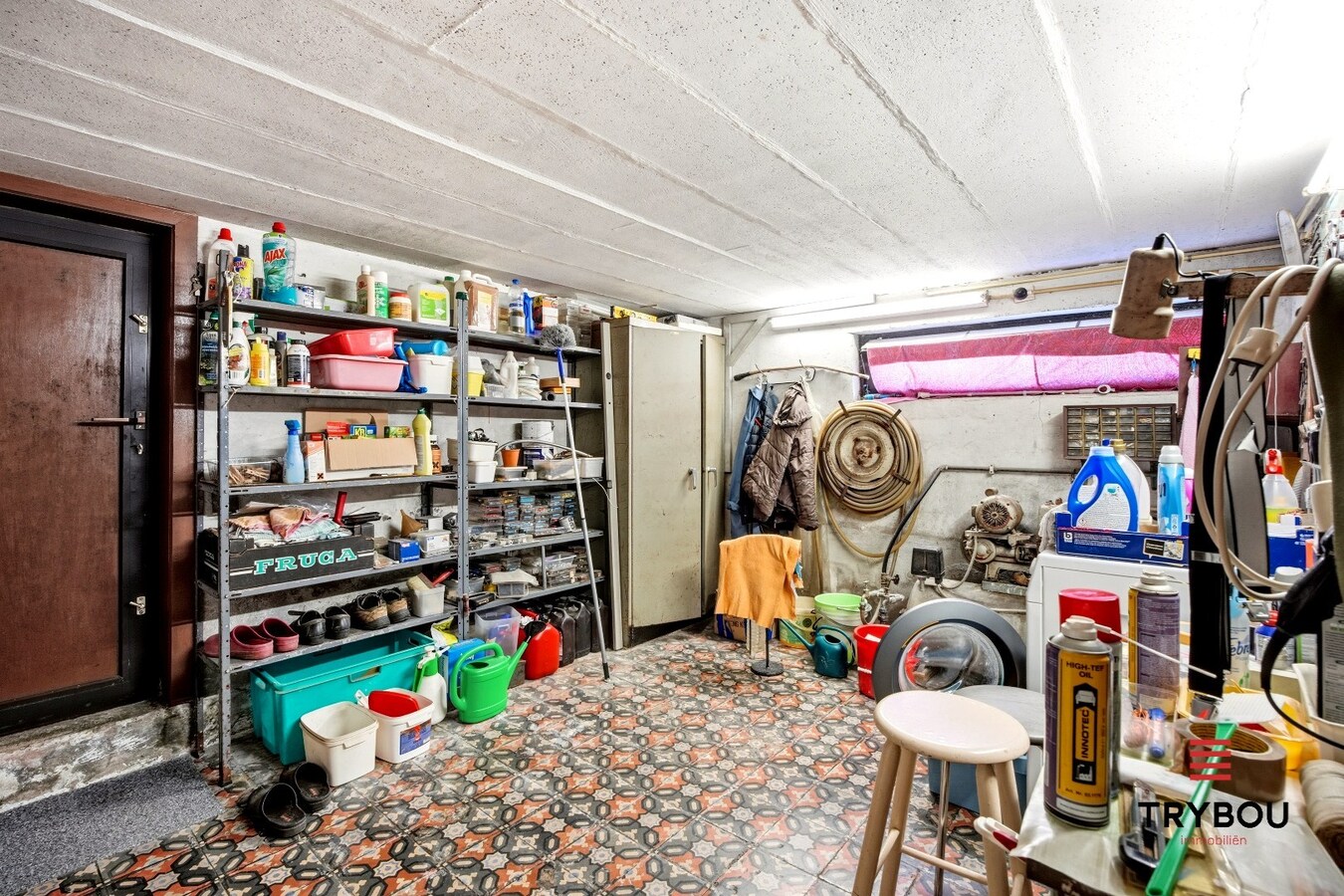 Alleenstaande woning op een ruim perceel met 3 slaapkamers en 2 garages! 