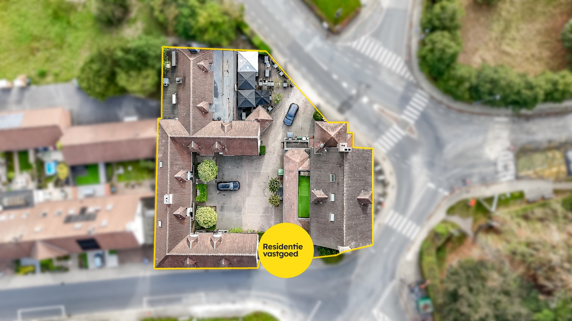 Multifunctionele eigendom met appartementen en handelszaken! 