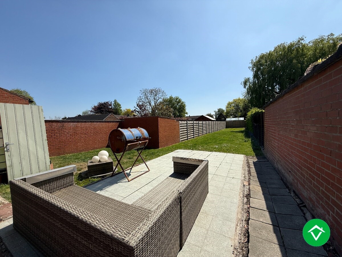 Charmante woning met twee slaapkamers, diepe tuin en ruime garage 