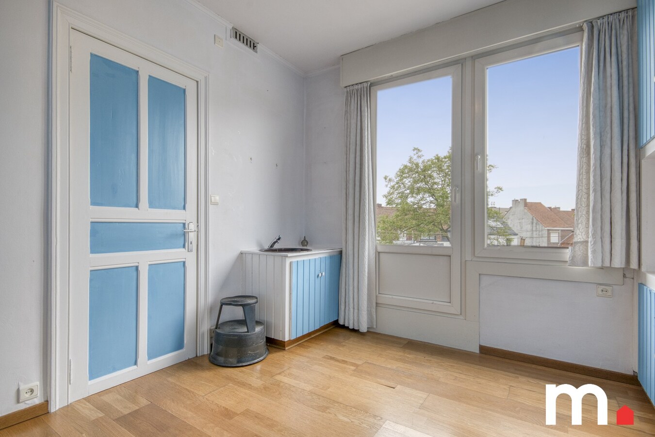 Centraal gelegen woning met privé parkeerplaats te koop in Heule ! 