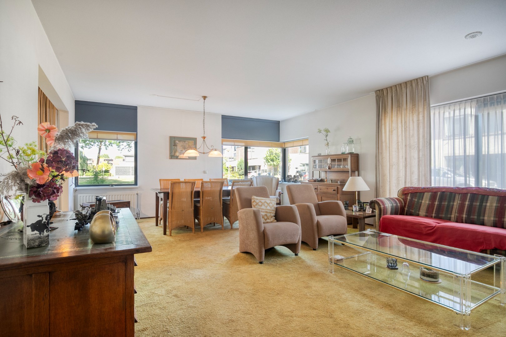 Royale 3 kamer benedenwoning met 2 slaapkamers, ruim terras en is gelegen op eigen grond. 