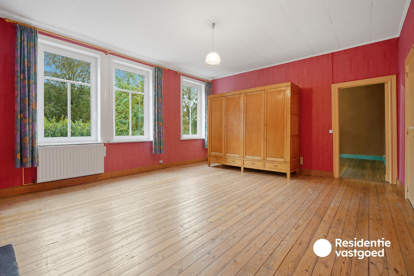 Veelzijdig eigendom met handelsruimte, ruime woning en bouwgrond in centrum Merkem! 