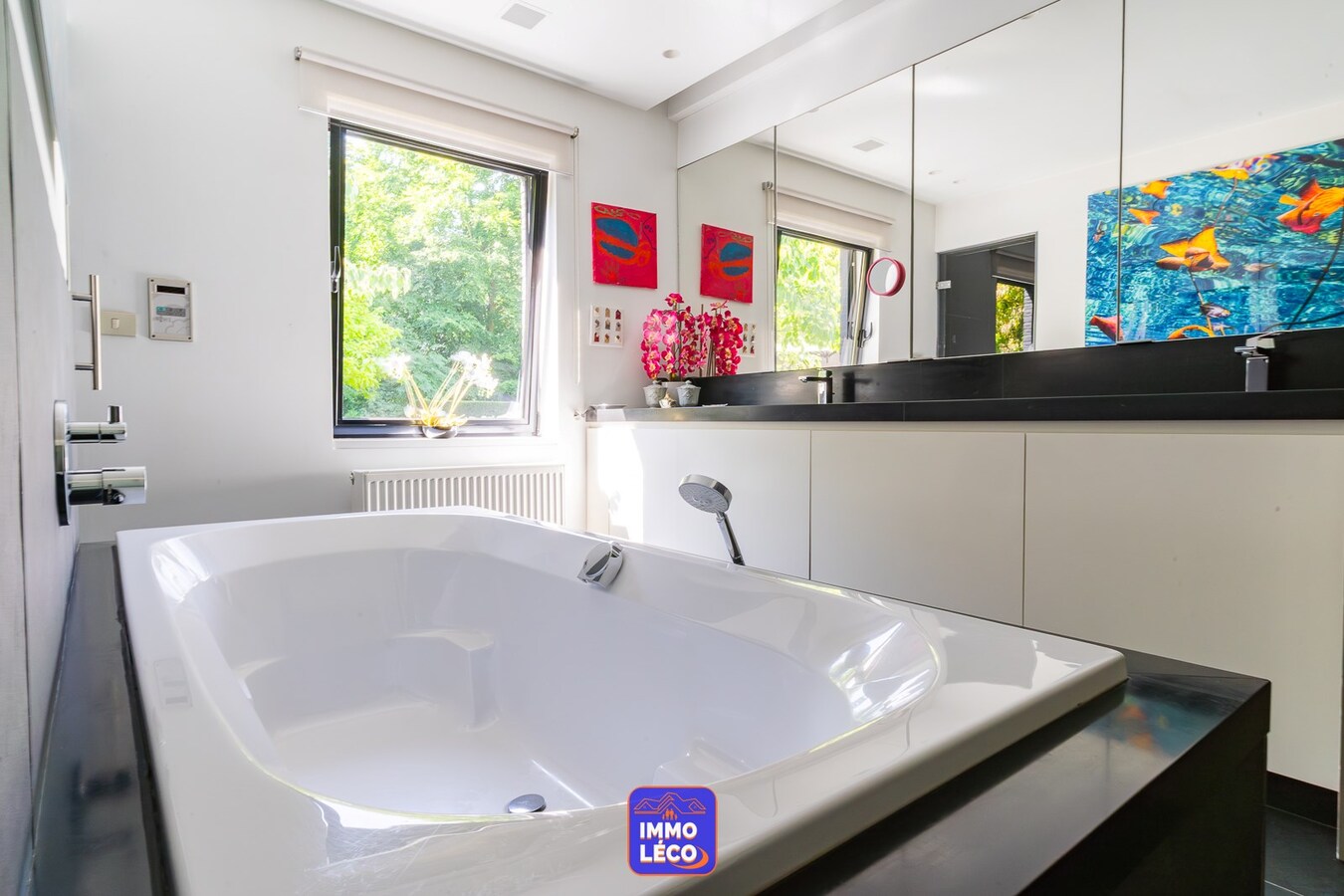 Villa semi Plain-Pied érigée sur 4592m², piscine, 4 garages, parking 10 voitures, ... COUP DE COEUR assuré ! 