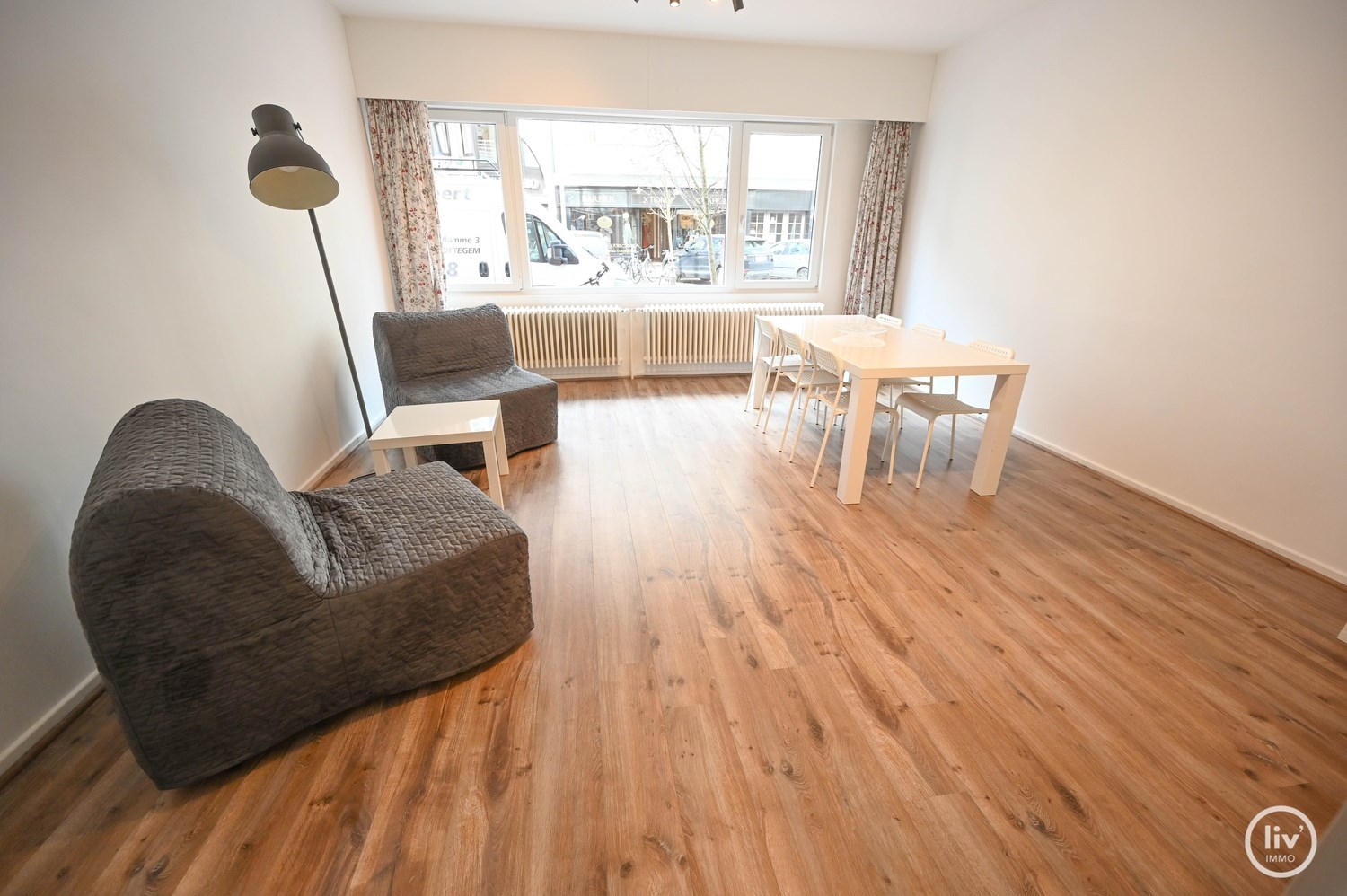 GEMEUBELD: Gelijkvloersappartement met terras, gelegen dichtbij het Van Bunnenplein en de zeedijk te Knokke.. 