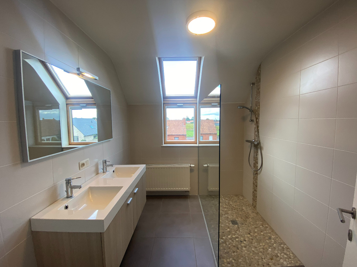 Ruim lichtrijk 2 slaapkamer appartement met alle nodige comfort. 