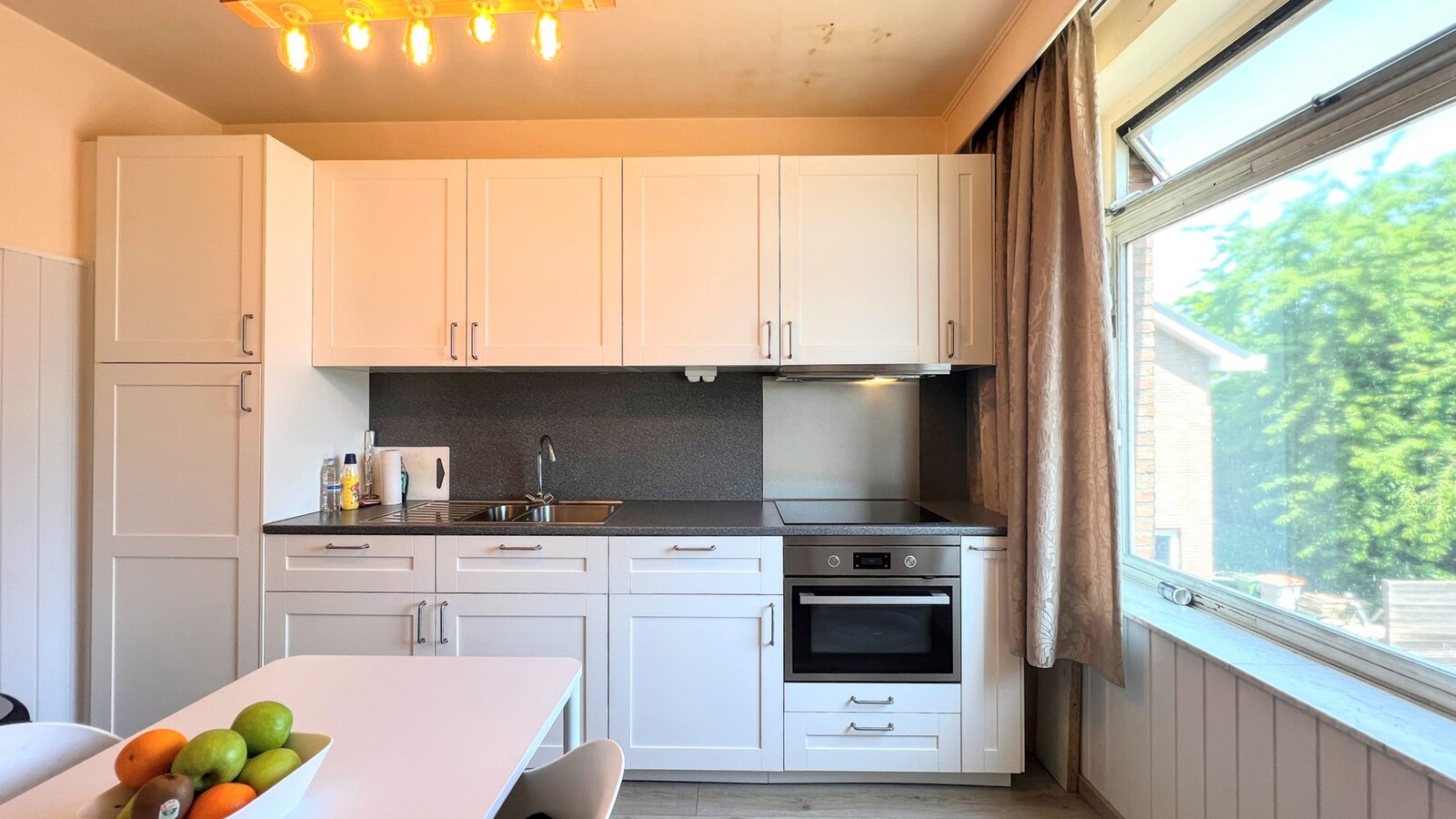 Handelspand met appartement op commerciële toplocatie 