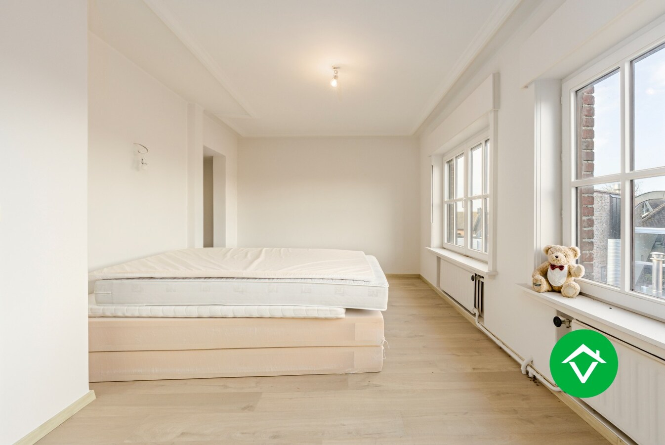Ruim triplex appartement met 5 slaapkamers, in het centrum van Torhout 