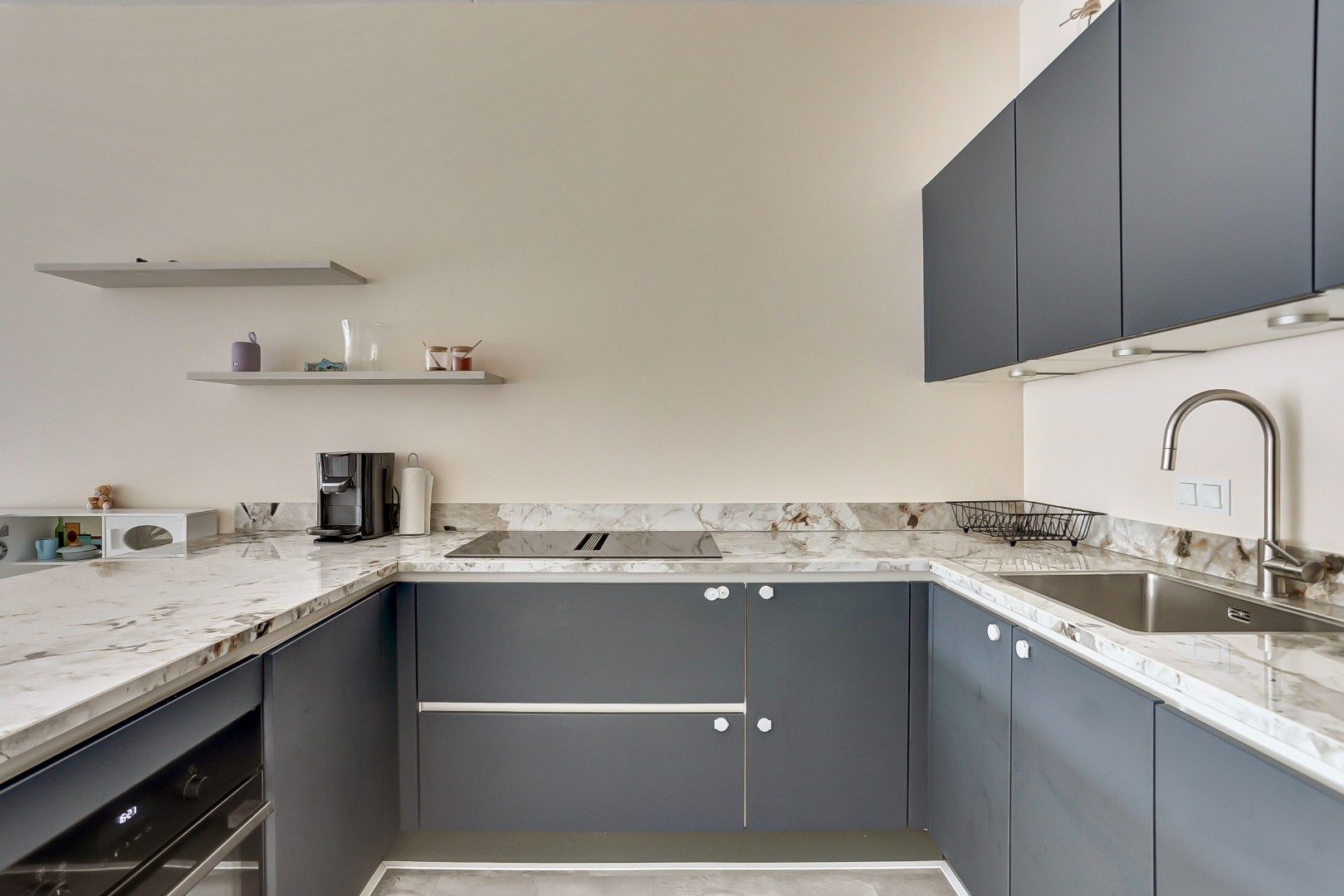 Modern en energiezuinig appartement (A++) met ruim terras op het westen, eigen parkeerplaats, fraaie keuken, badkamer en gelegen op eigen grond. 