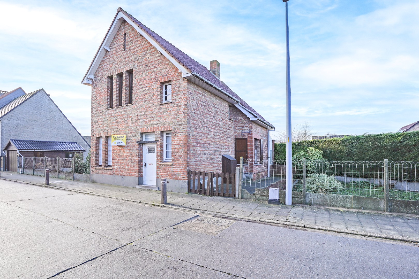 Te renoveren alleenstaande woning met 3 slaapkamers. 