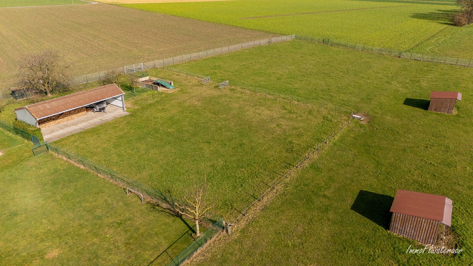 Woning met paardenstallen en buitenpiste op ca. 6,5ha te Bree 