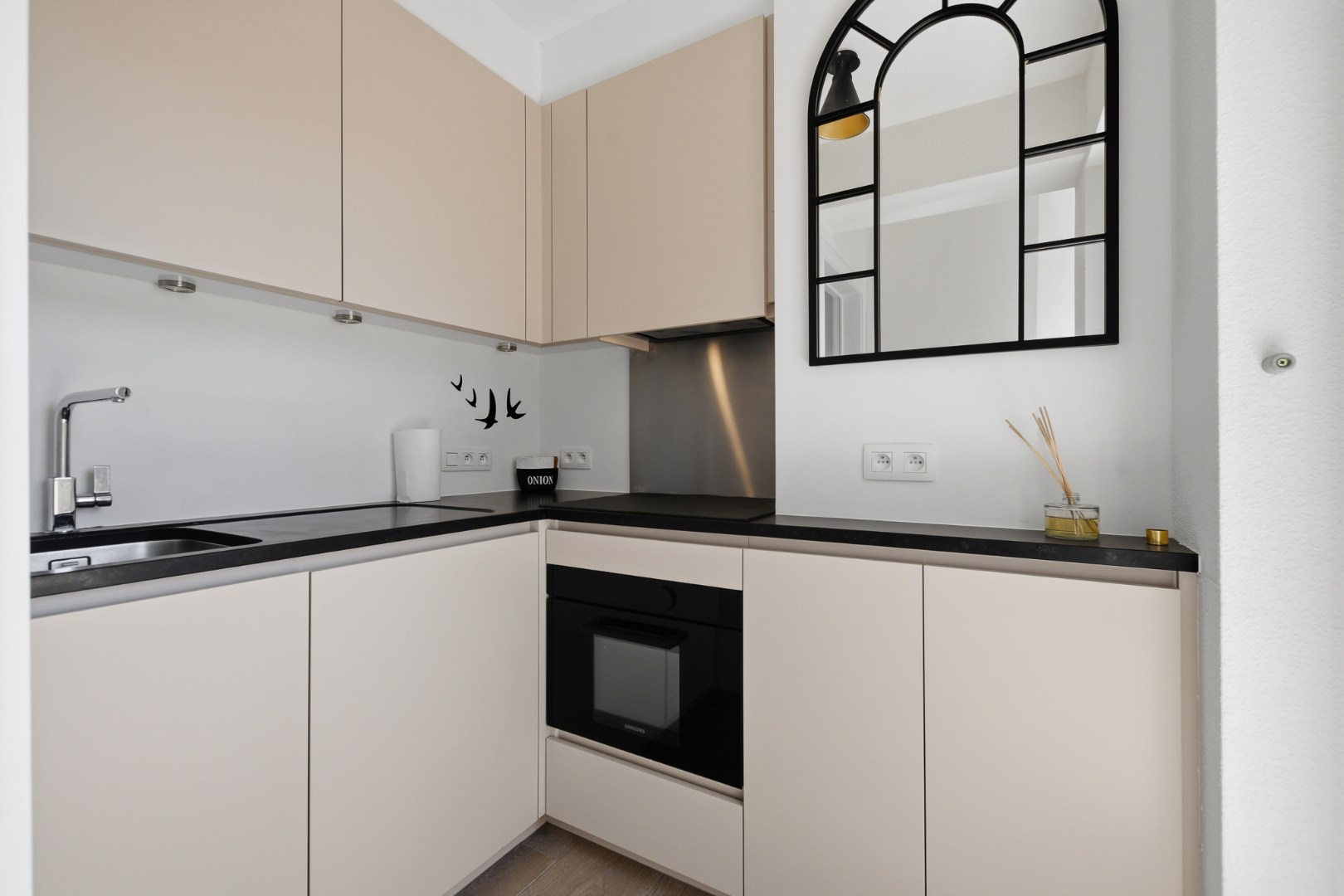 Instapklaar en gemeubeld 1-slaapkamerappartement met terras in hartje Wenduine 