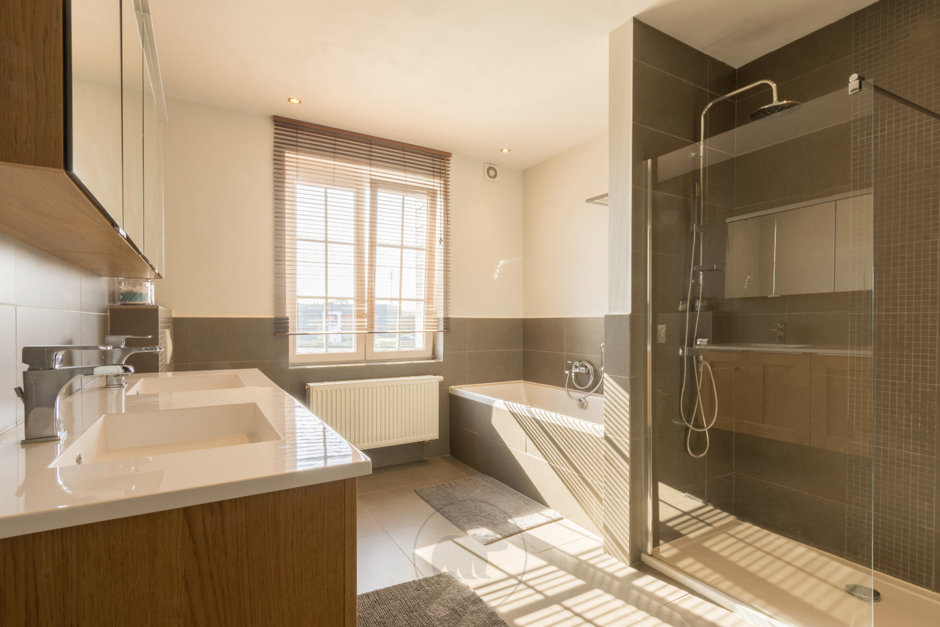 Instapklare woning met luxe-afwerking nabij centrum (DE PINTE) 