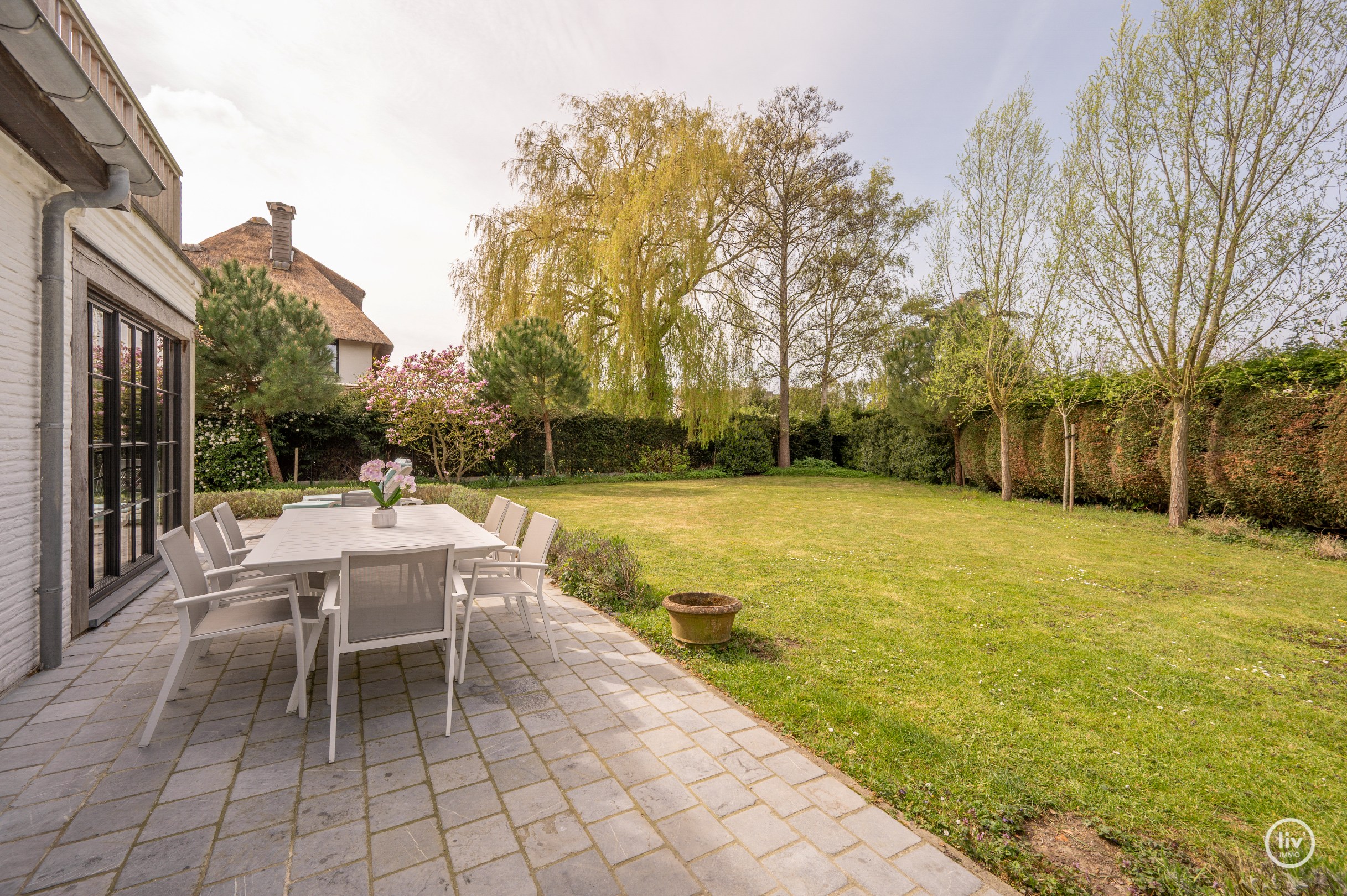 Prachtige vrijstaande villa rustig gelegen te Monikkendreef op een mooi perceel van 1000m2. 