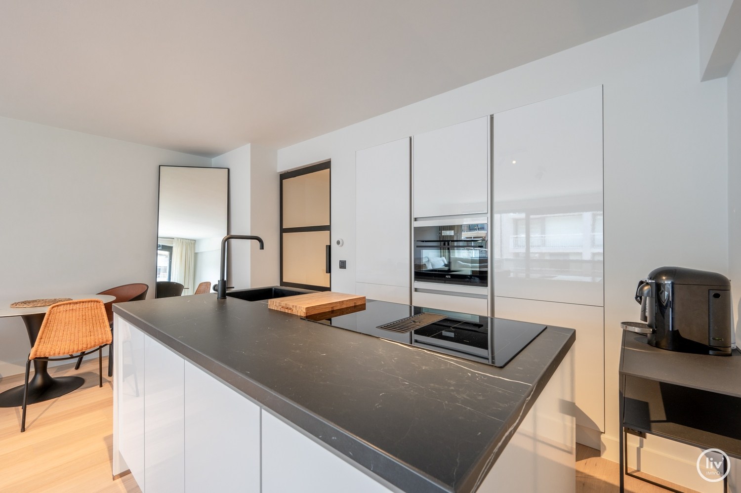 GEMEUBELD - Hoogstaand gerenoveerd en tevens gemeubeld 3-kamer appartement op wandelafstand van de Zeedijk-Albertstrand. 