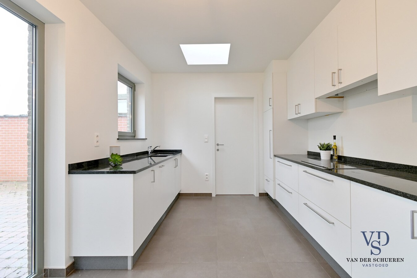 Ruime Half Open, op een commercieel gunstige ligging 