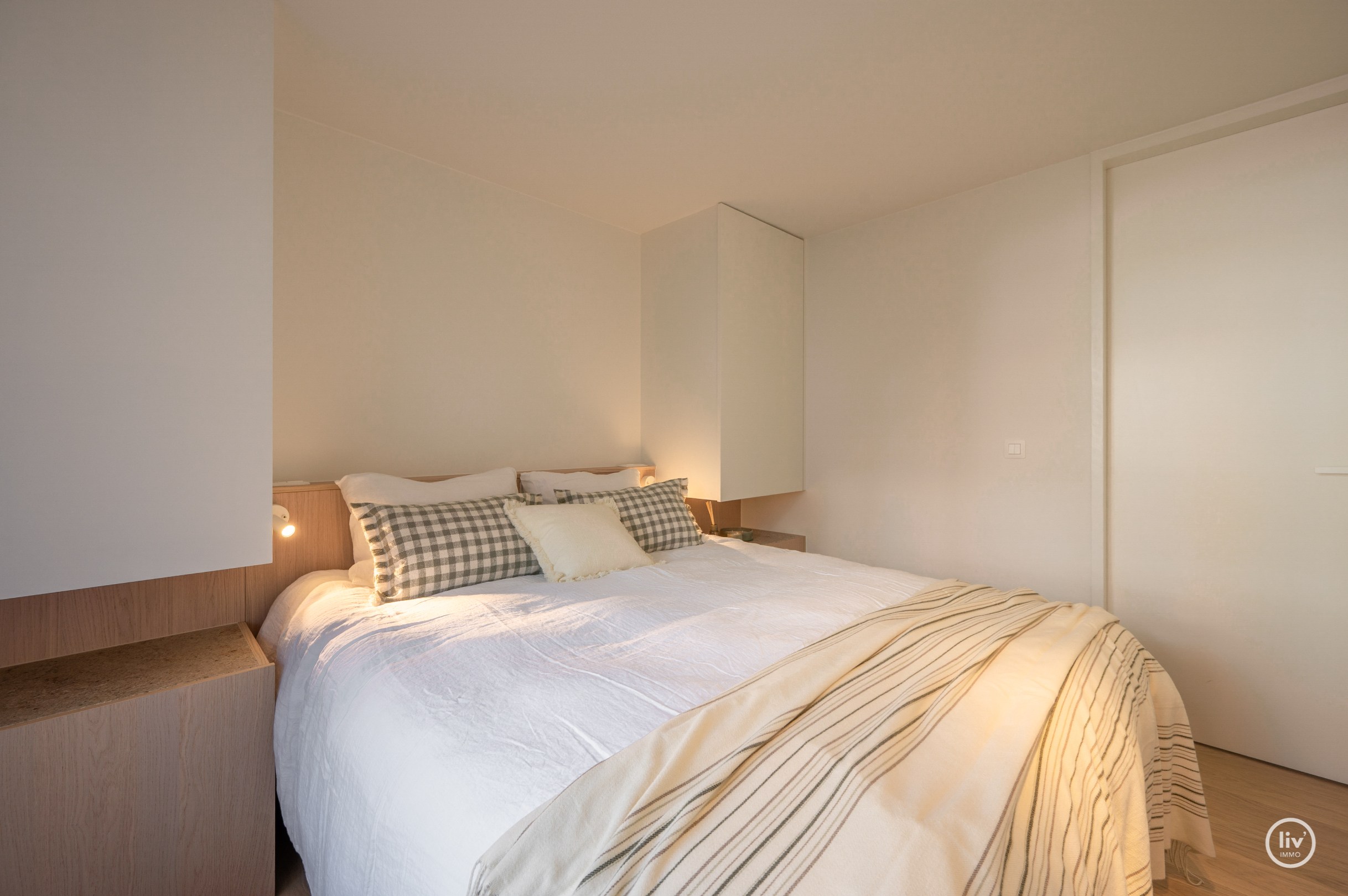 Appartement de luxe entièrement rénové de 3 chambres situé sur l'avenue Parmentier, à proximité de la digue. 