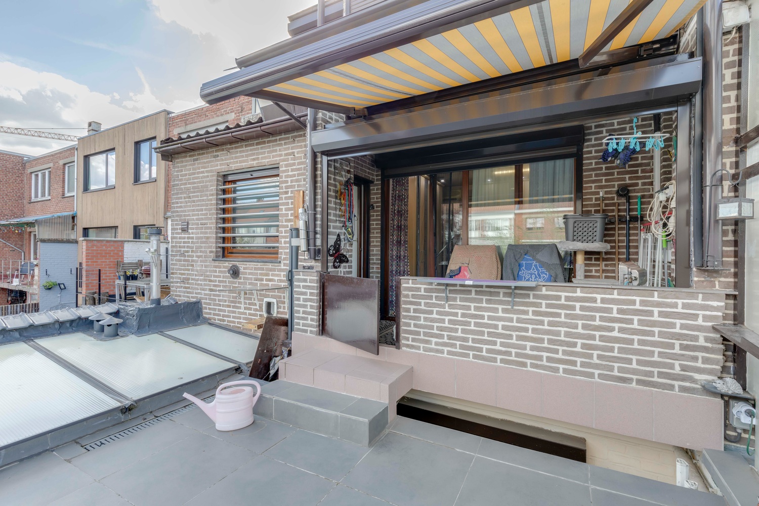 Woning bestaand uit 3 entiteiten: 2 app en 1 studio 