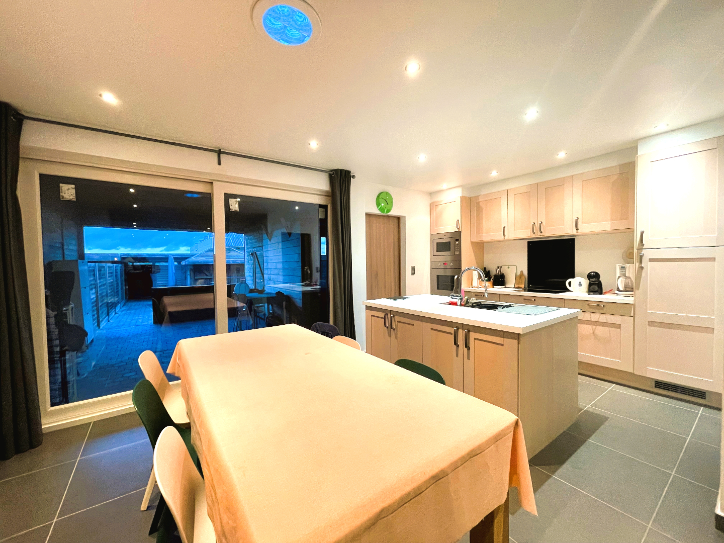 Gezellige rijwoning met 3 slaapkamers en uitweg 