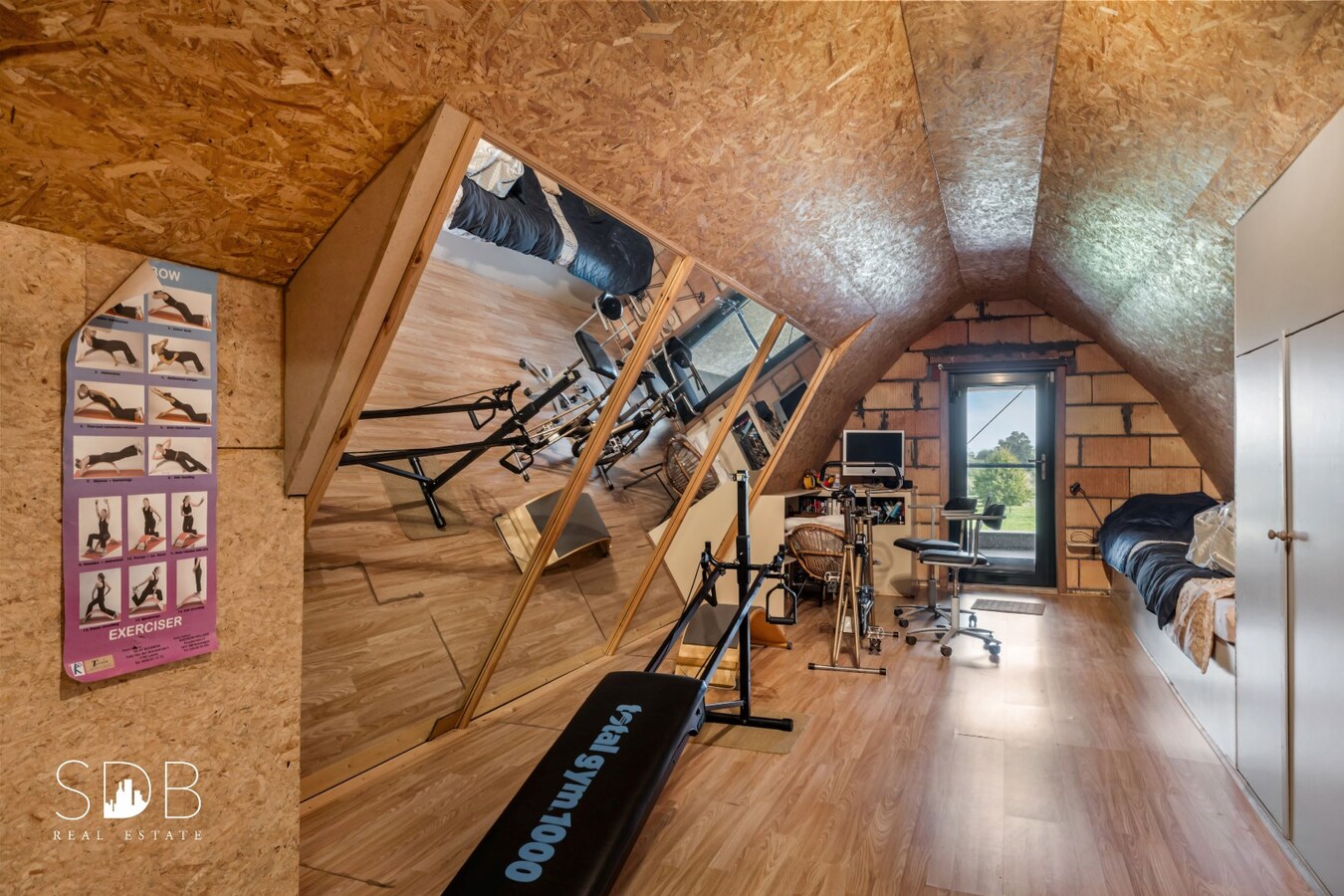 Hedendaagse gezinswoning met aanpalende graslanden en stallen op 5.030m² 