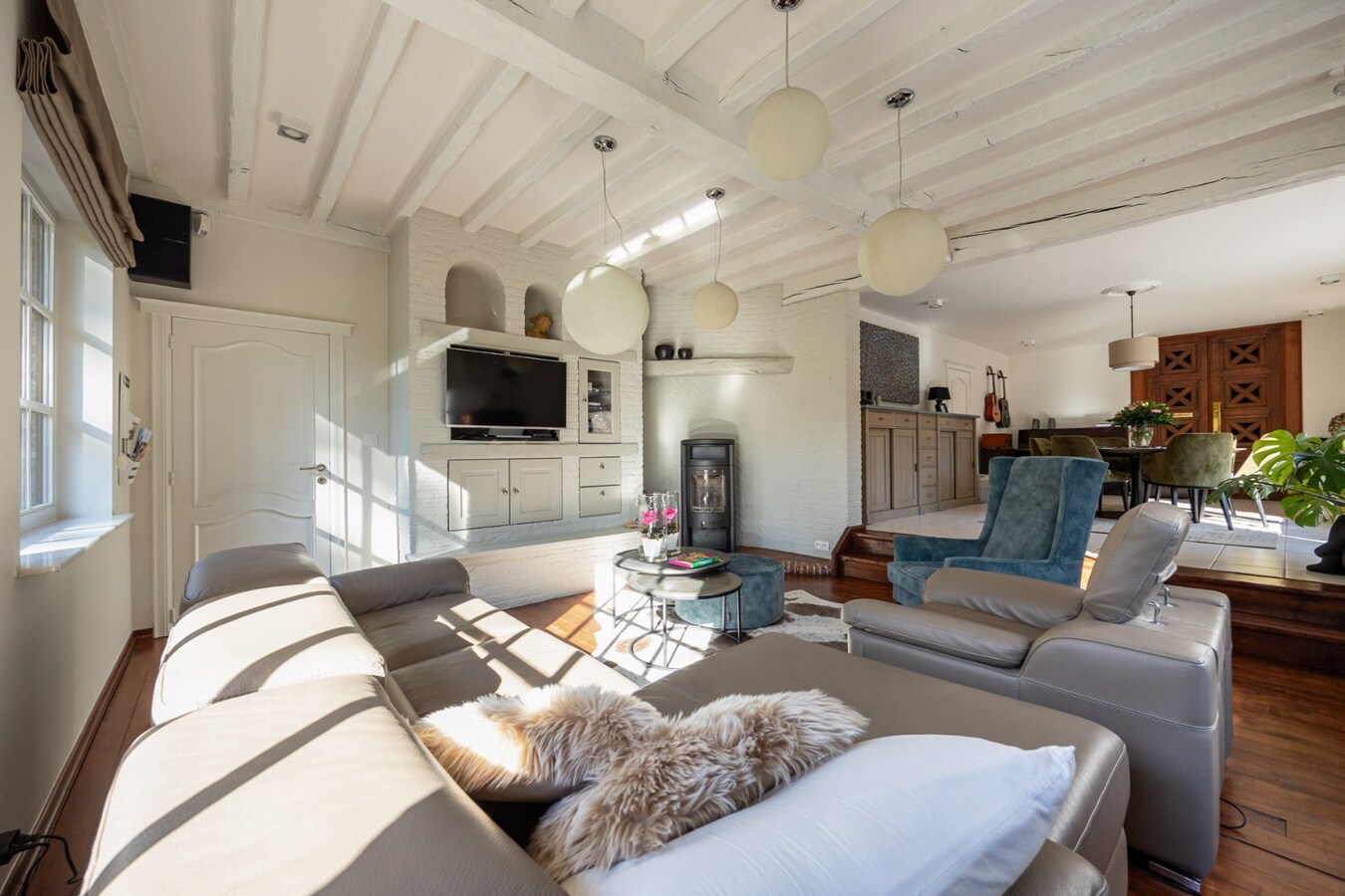 Prachtige villa met 3 slaapkamers en praktijk/kangoeroewoning met ZW-tuin op 1.892 m² 