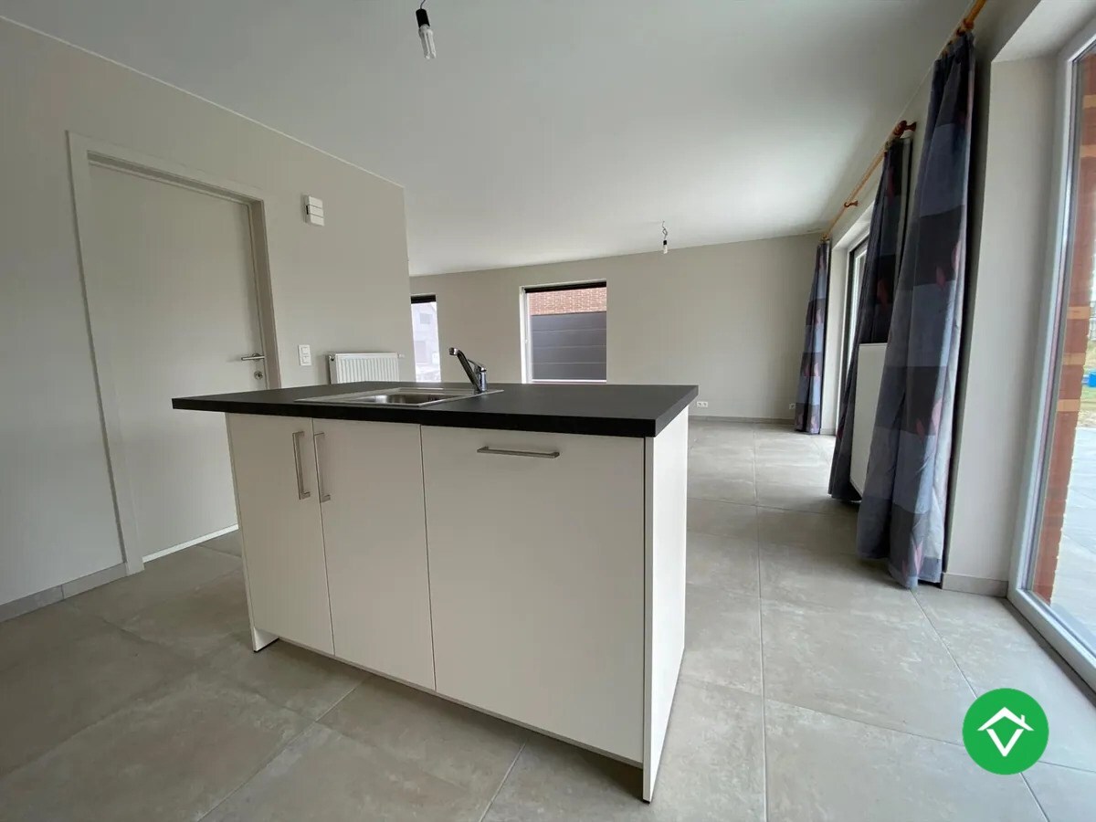 Ruime nieuwbouw woning met 3 slaapkamers, tuin  met tuinhuis en garage te Kortemark 