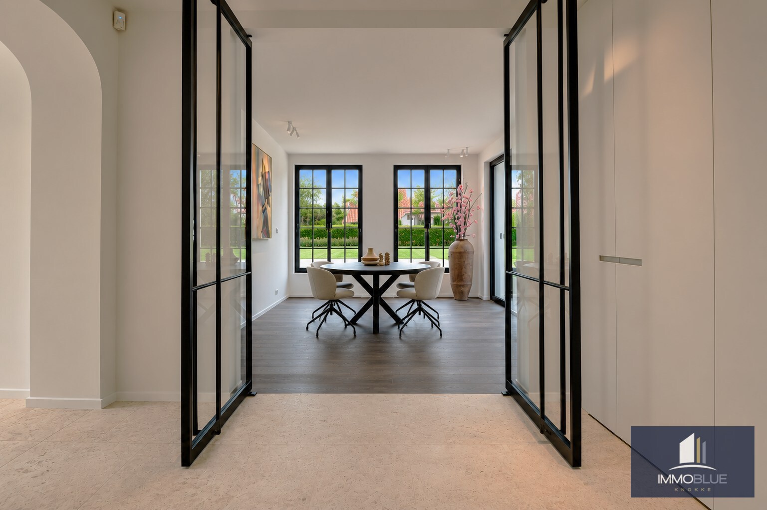 Volledig gerenoveerde villa rustig gelegen op de rand van het Zoute. 