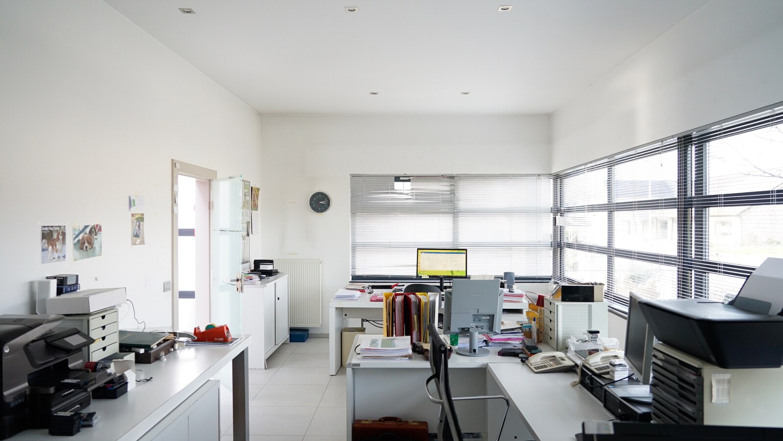 Dorne : moderne woning met parktijkruimte / bureel, volwaardige kelderverdieping, terras, zwemvijver en weide. Prachtig uitzicht. 