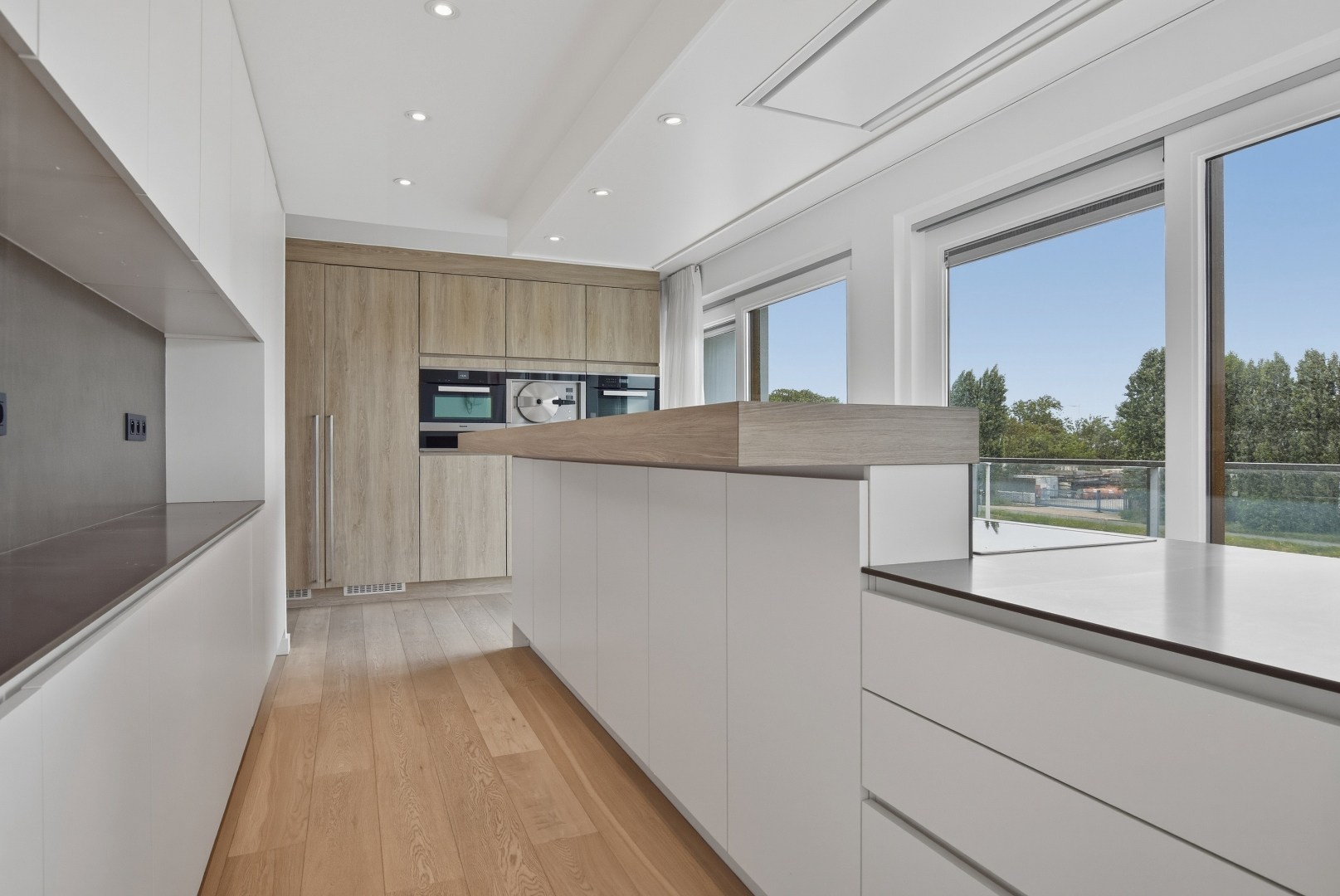 Luxueus praktisch appartement (122m² + 30 m²) met rondom terrassen te Nieuwpoort-Stad 