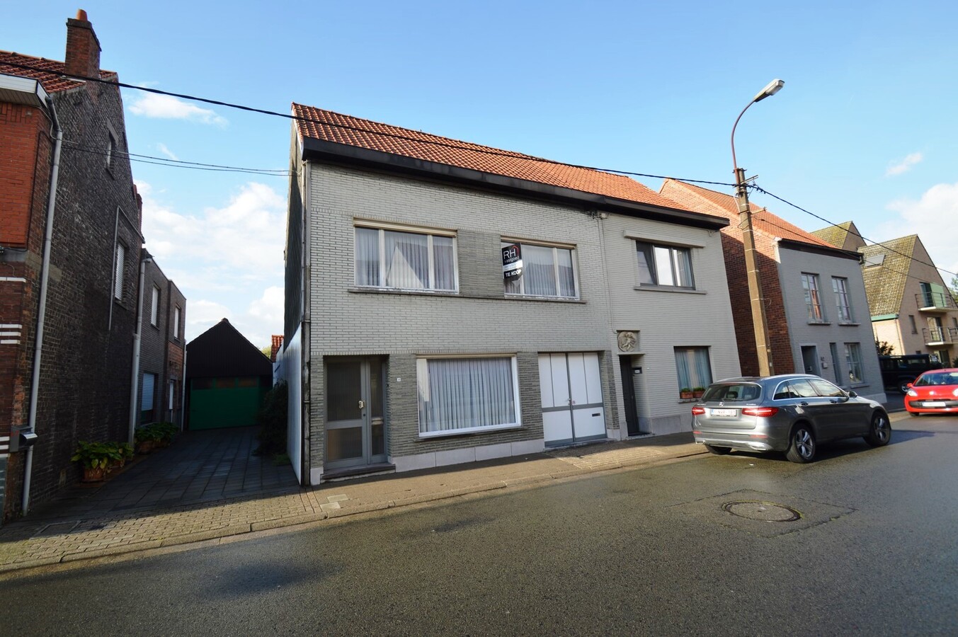 Volumineuze woning met garage vlakbij het centrum - Zelzate 