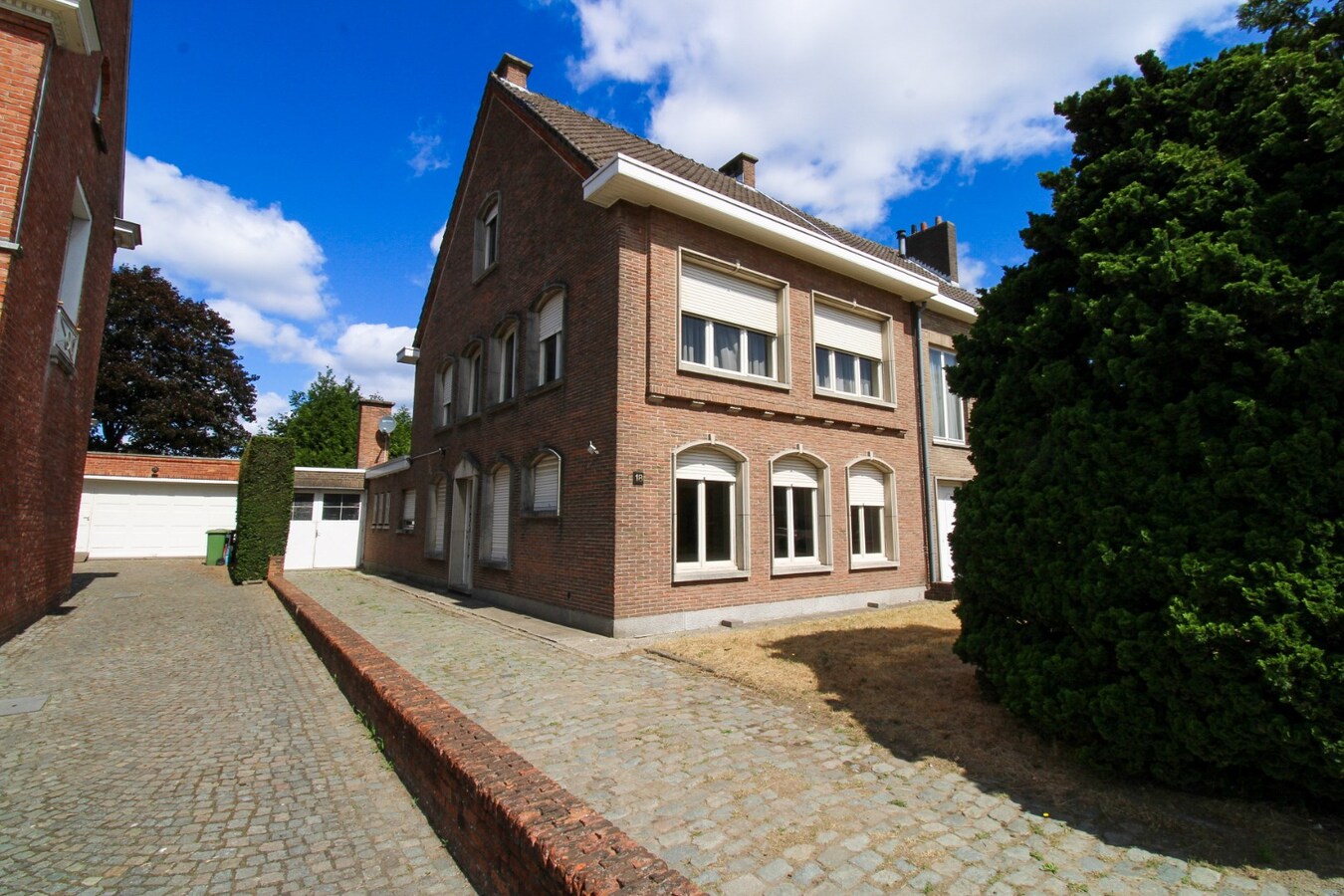 Charmante en ruime halfopen bebouwing met 5 slaapkamers, garage, tuin én topligging in hartje Sint-Niklaas te koop! 