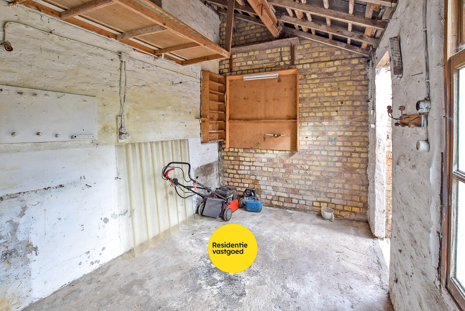 Zeer ruime te renoveren woning met statige gevel op 445 m² met zuid-west georiënteerde tuin. 