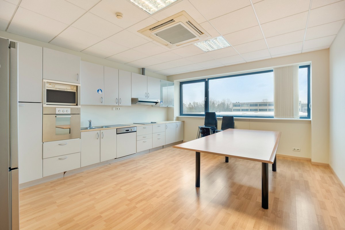 Kantoor te koop in het industriepark te Haasrode/Heverlee met 14 parkings - opp. 626 m² - verkoop van aandelen 